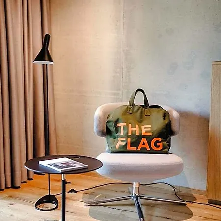 The Flag West M. 4*